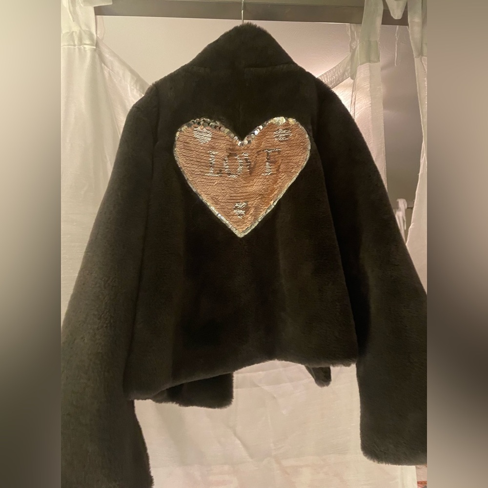 Fuzzy Imoga jacket with puffed sleeves and reversable patch on the back